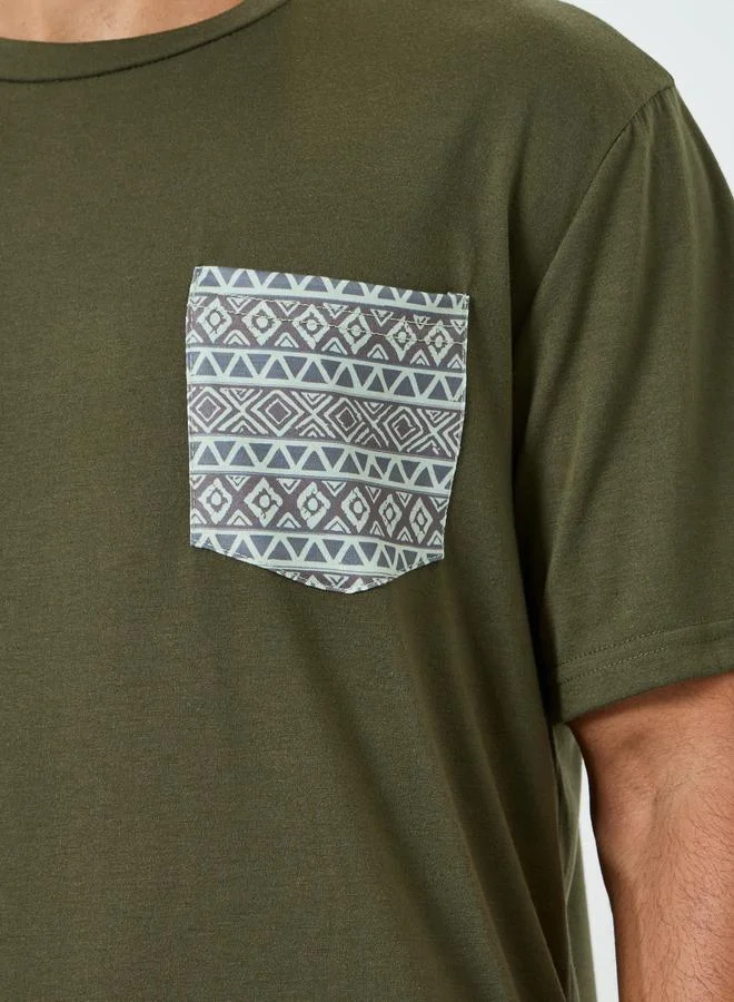 ستايلي طقم بيجاما من رجالية بنمط تيشيرت زيتي بجيب مطبع وبنطال